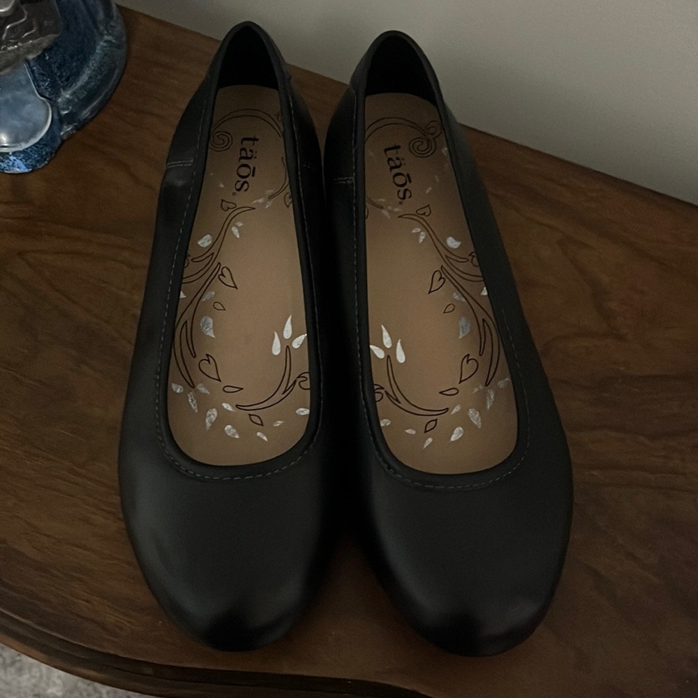 Taos Rascal black leather shoe. Brand New  size 8